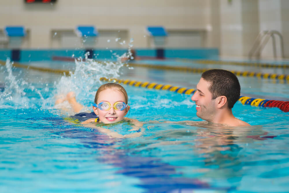 Nageurs au centre aquatique