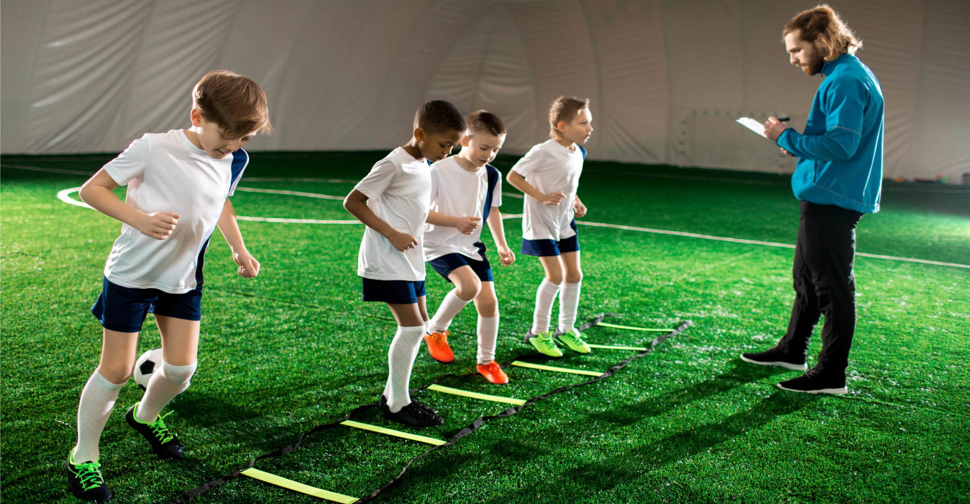 Entraineur apprend soccer enfants complexe sportif